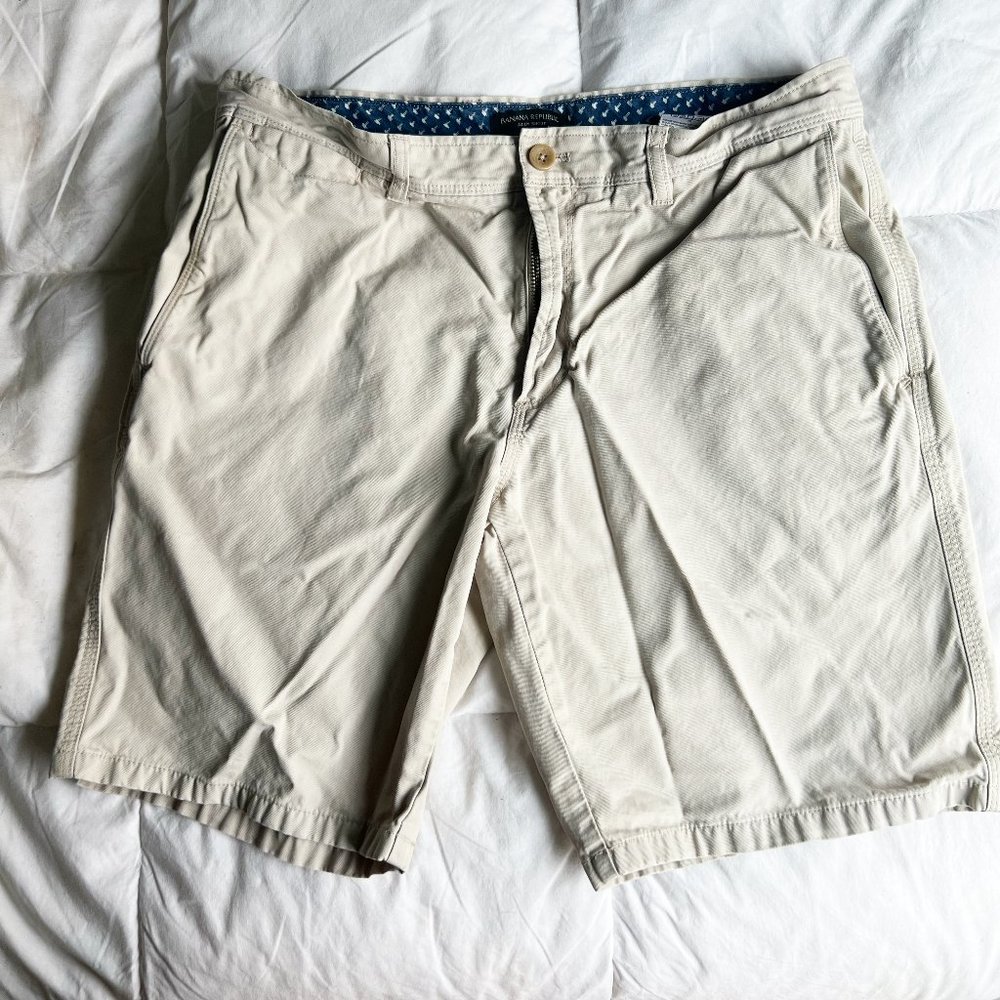 Banana Republic Khaki Aiden Short | Size 34 | Great Condition | Mens